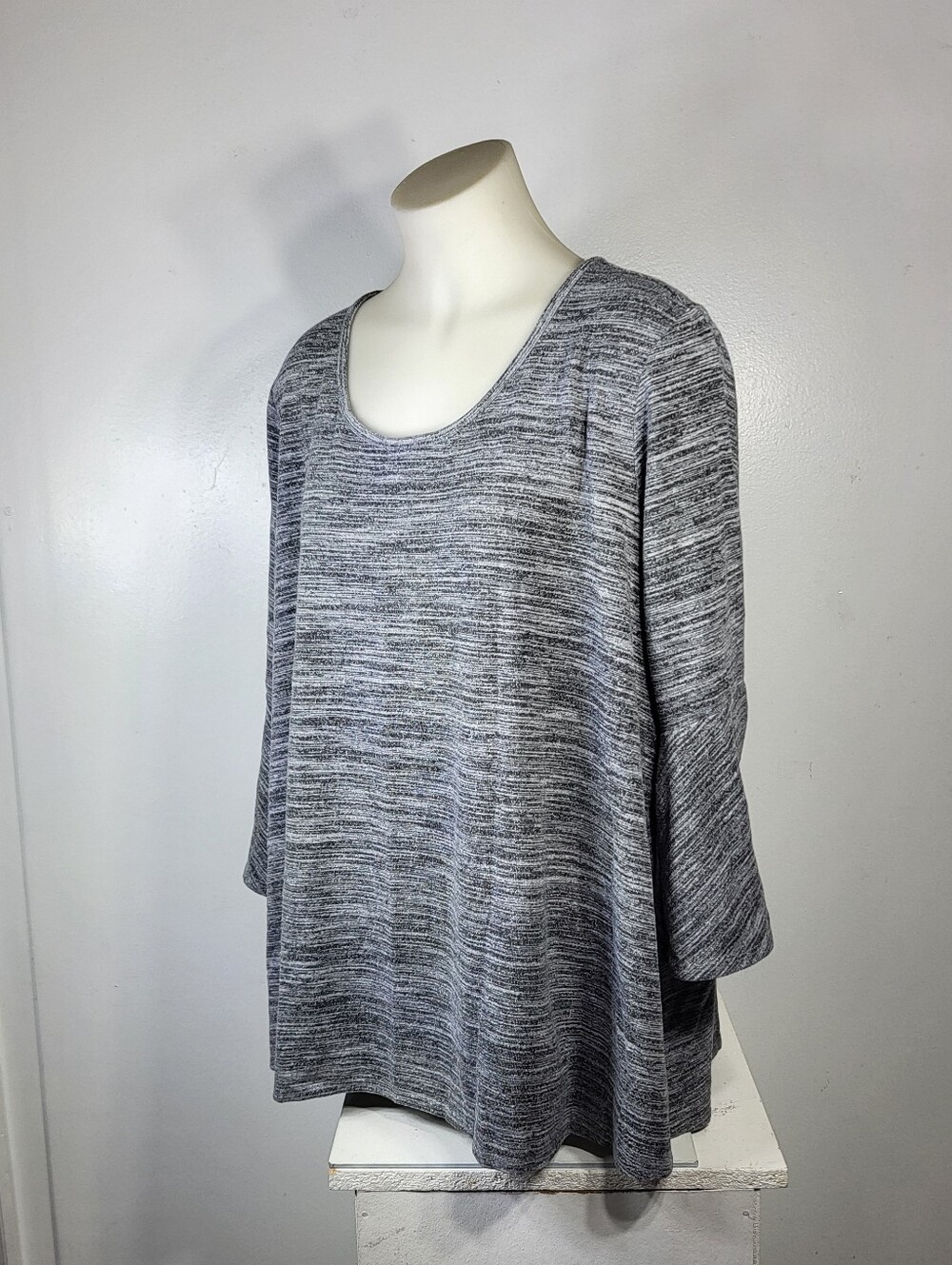 Cato Grey Bell Sleeve Top Sz 22/24W - Picture 7 of 8
